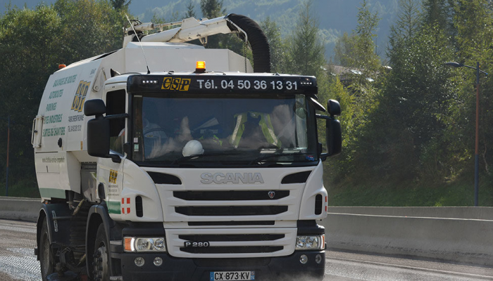 Utiliser Une Balayeuse De Voirie Pour Nettoyer La Ville De Haute-Savoie