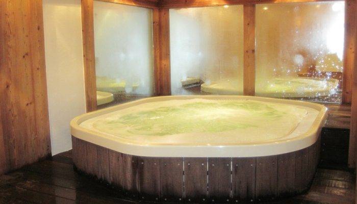 Quatre Raisons De Se Laisser Séduire Par Un Spa à Débordement